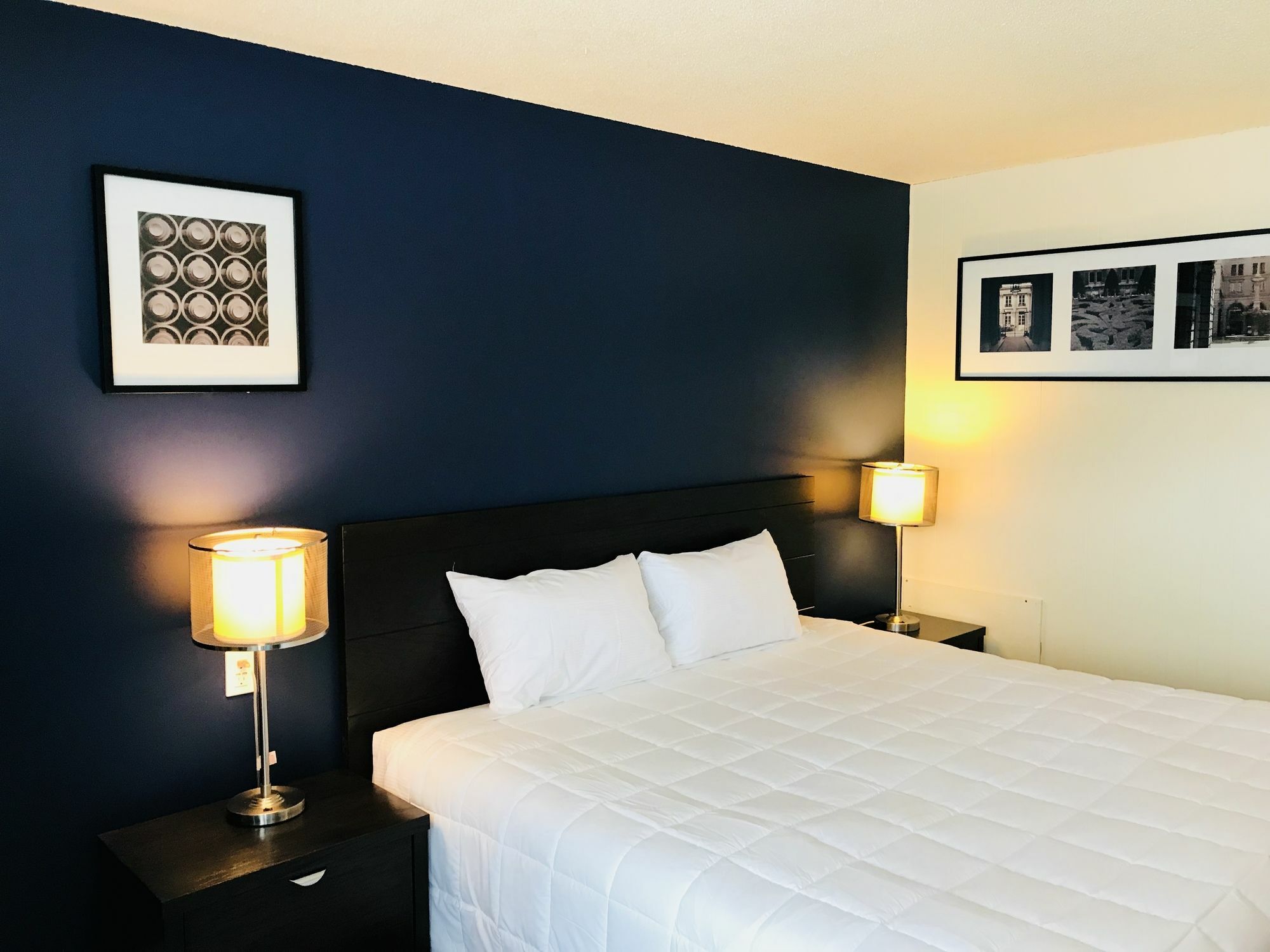 Empire Inn & Suites Penhold Bagian luar foto