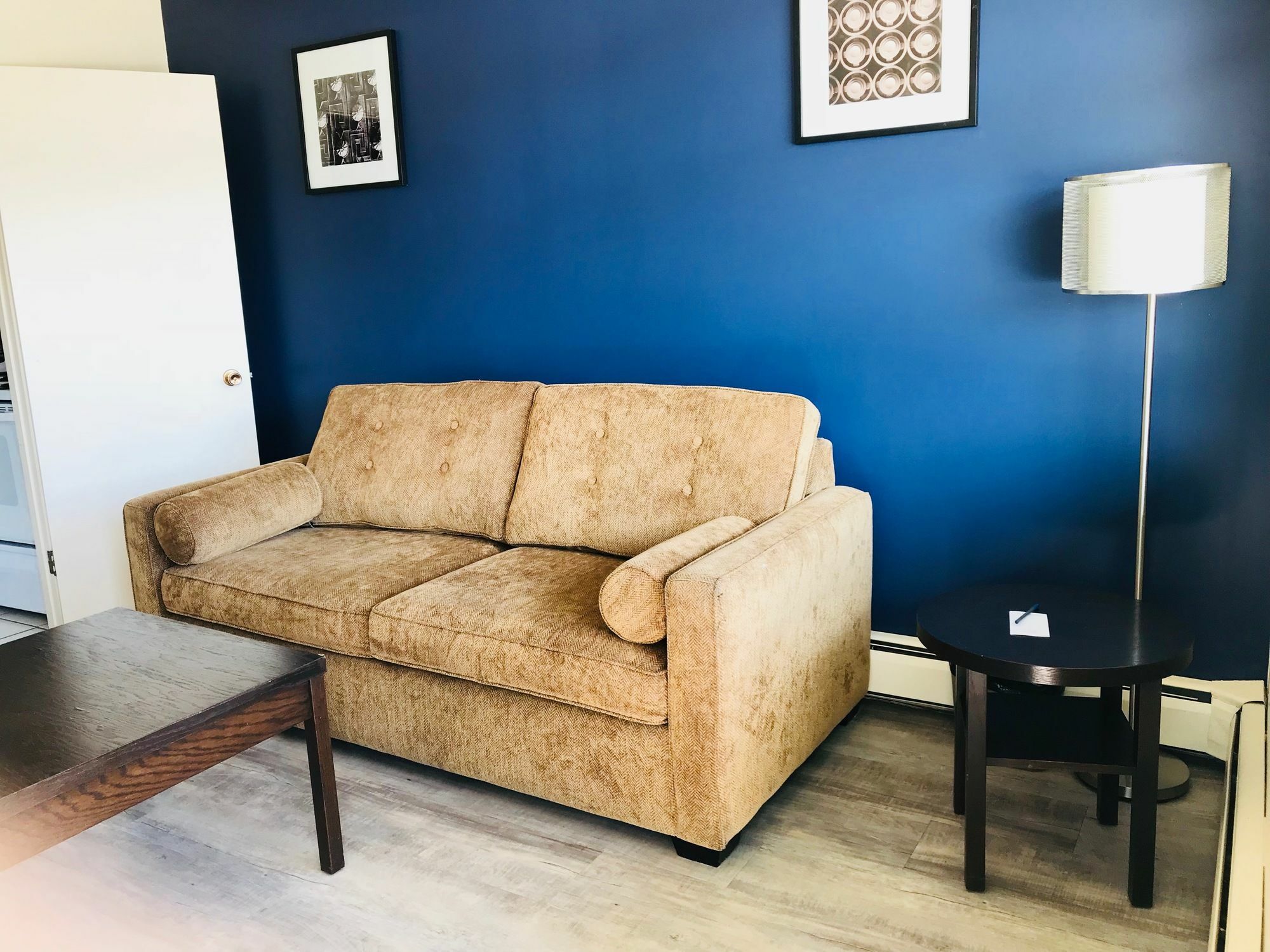 Empire Inn & Suites Penhold Bagian luar foto