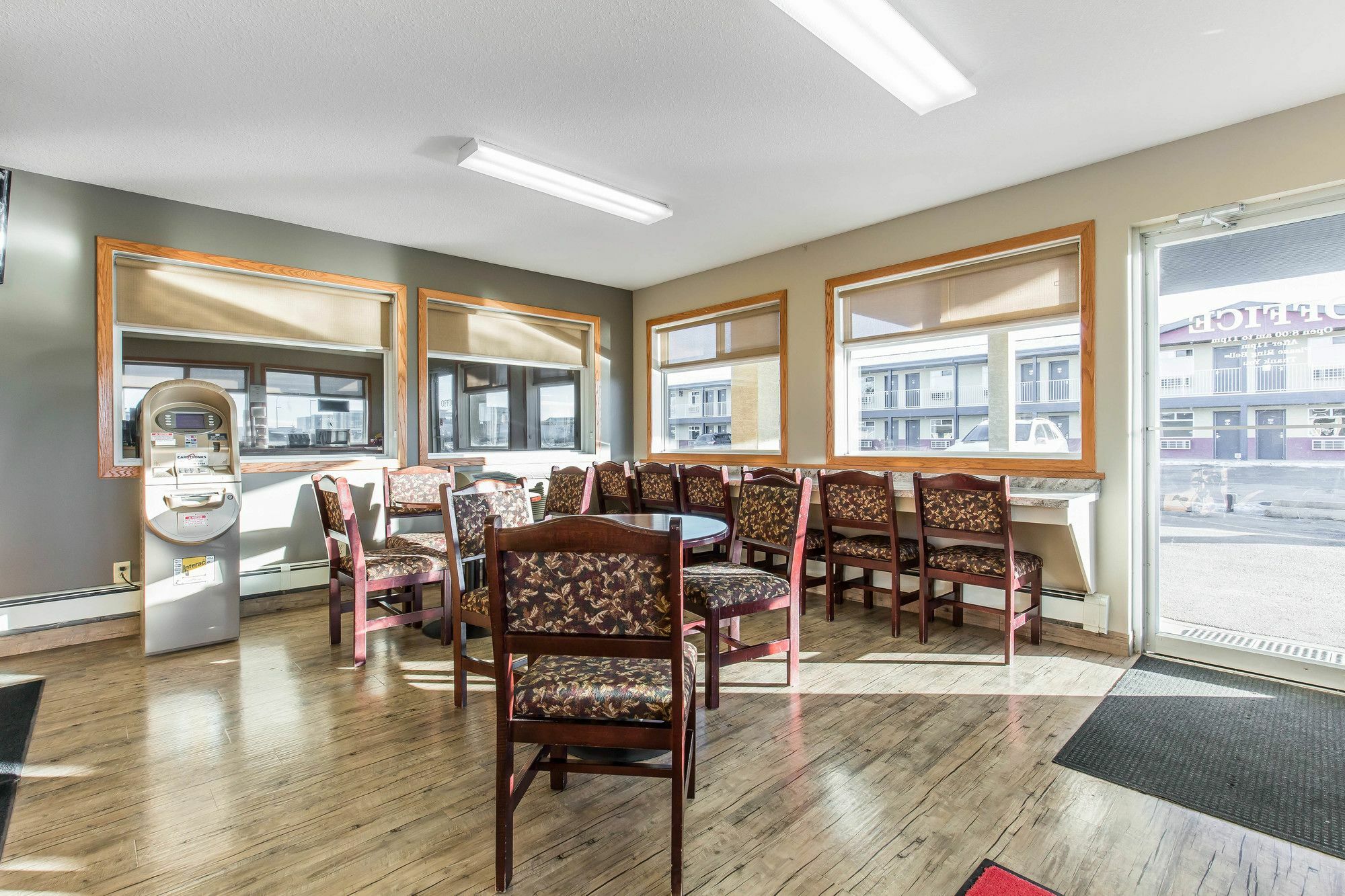 Empire Inn & Suites Penhold Bagian luar foto